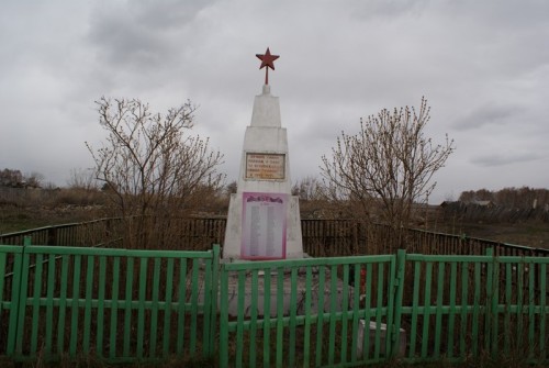 На Урале обелиск стоит в маленьком уютном палисаднике
